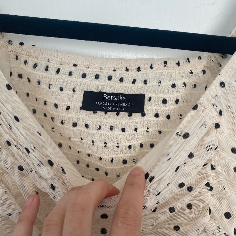bershka flowy cream polka dot cropped milkmaid top with sheer sleeves - Picture 4 of 4